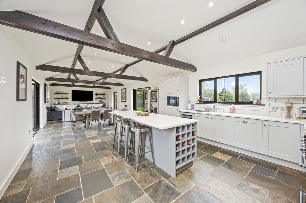 Property photo 3 of 31