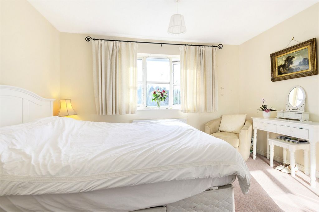 Property photo 3 of 10 Bedroom