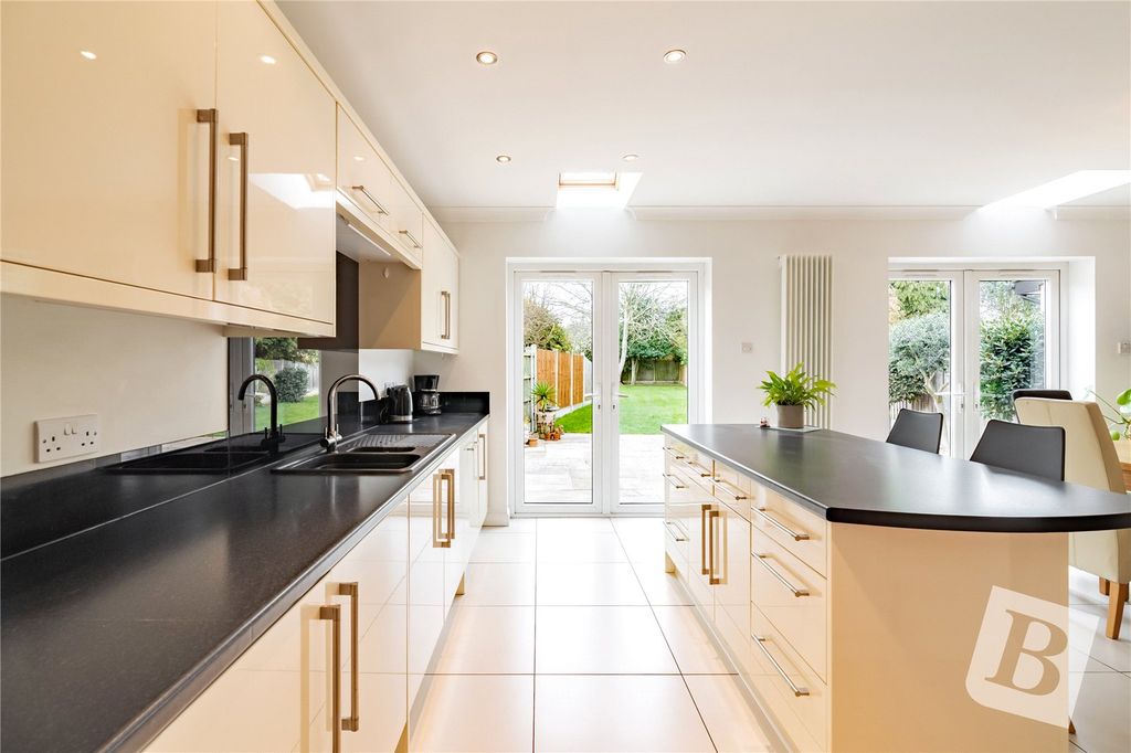 Property photo 3 of 26 Kitchen