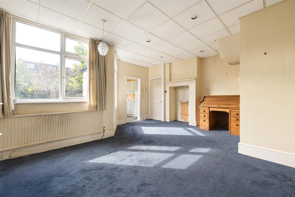 Property photo 2 of 29 Hale End Road, E4