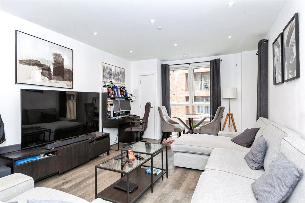 Property photo 2 of 18 Living Room