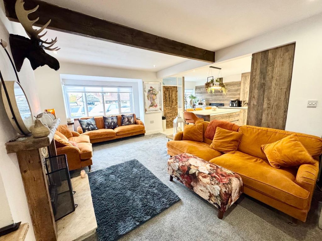 Property photo 3 of 12 Lounge