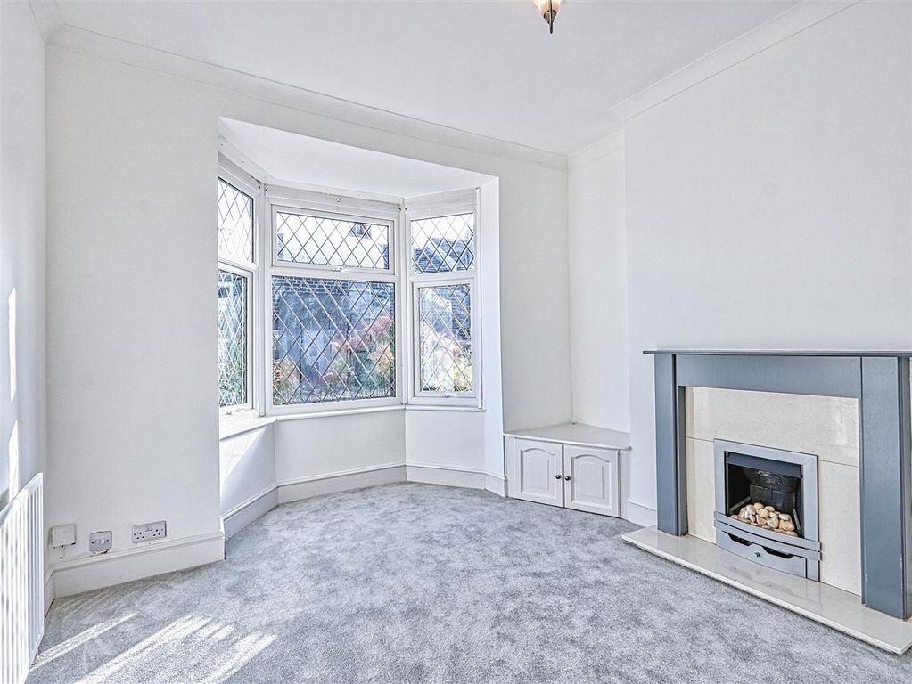 Property photo 3 of 18 Lounge