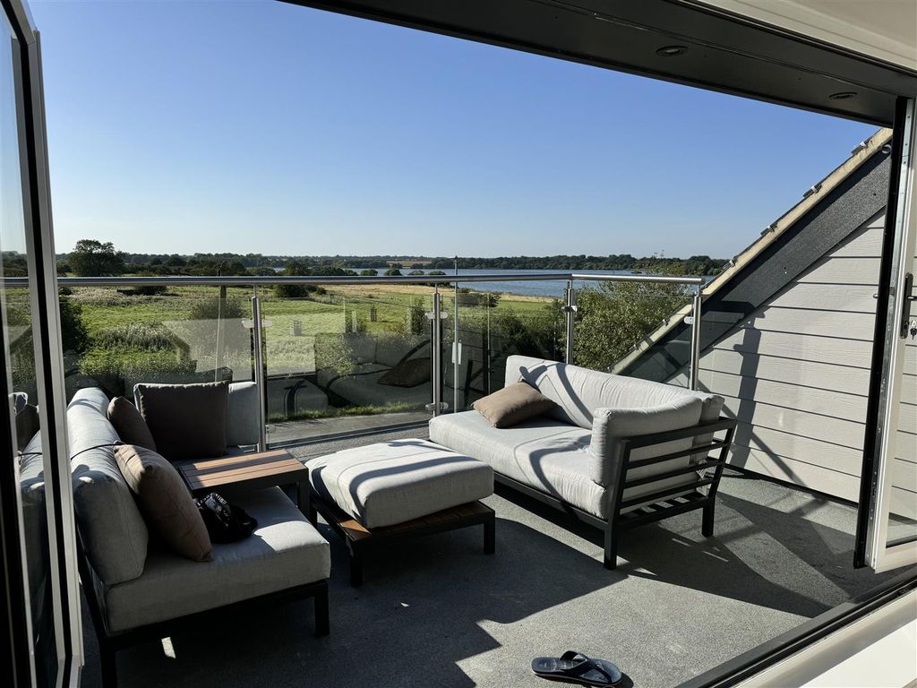 Property photo 3 of 34 Balcony