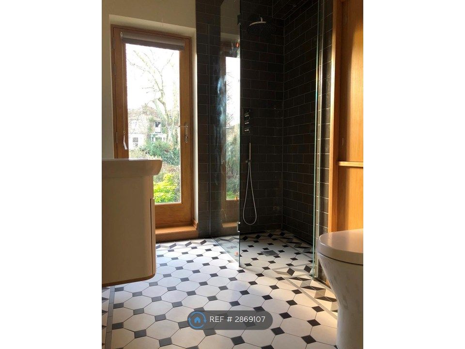 Property photo 3 of 11 Shower Room With Underfloor Heating