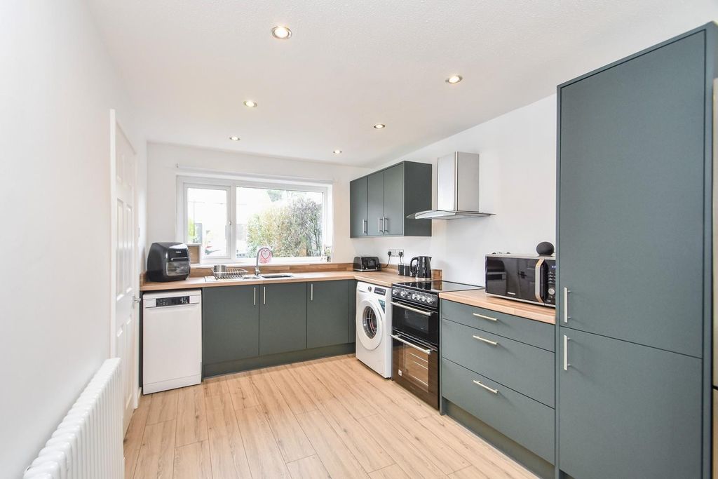 Property photo 2 of 15 178Fairwaysavenue-6.Jpg