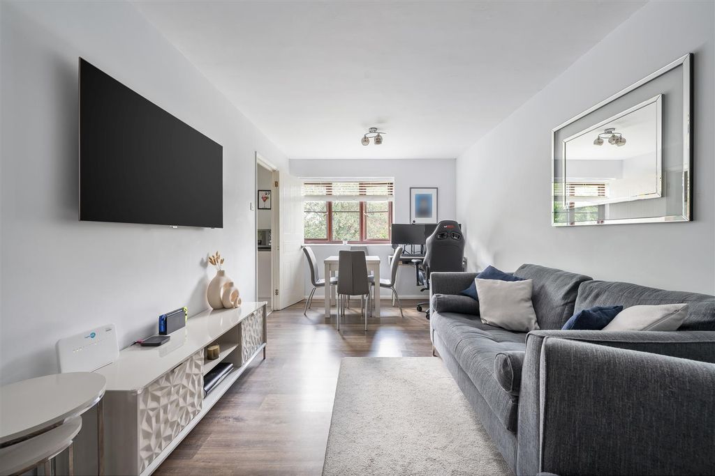 Property photo 2 of 17 Thurlow Close