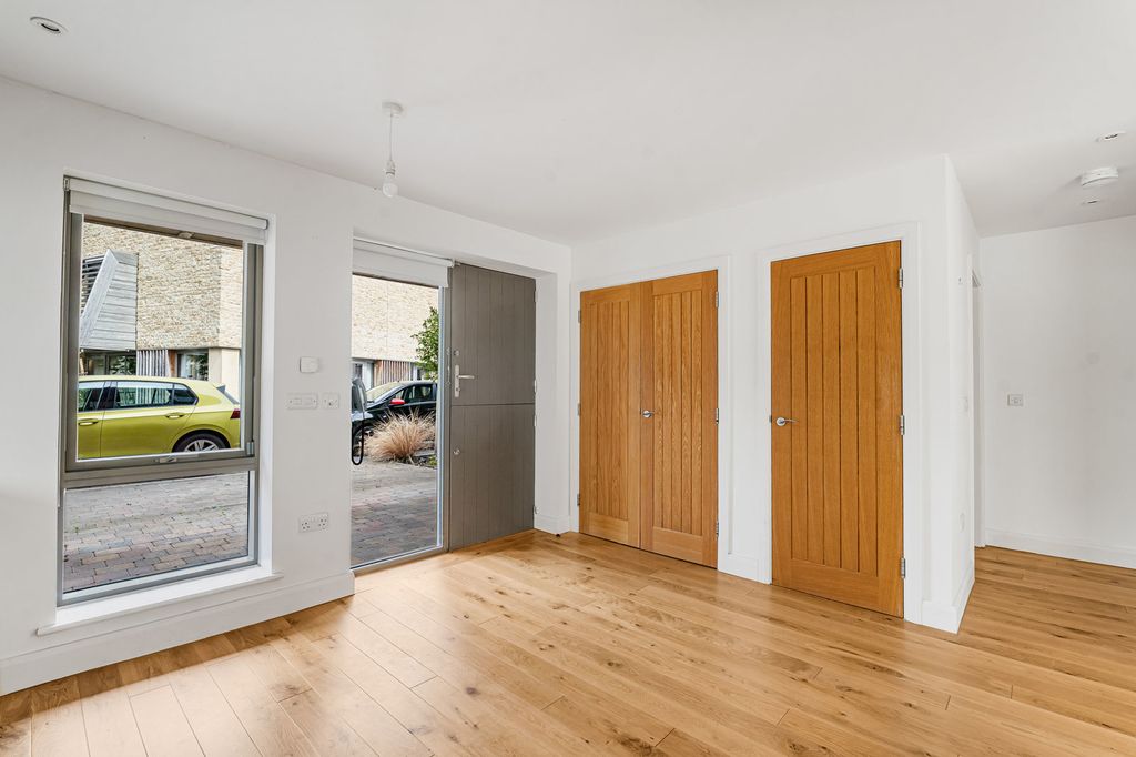 Property photo 3 of 16 Entrance Area