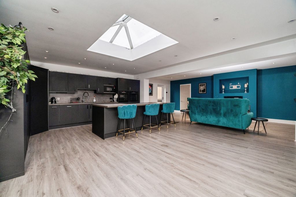 Property photo 3 of 22 Pbox-Img.Jpg