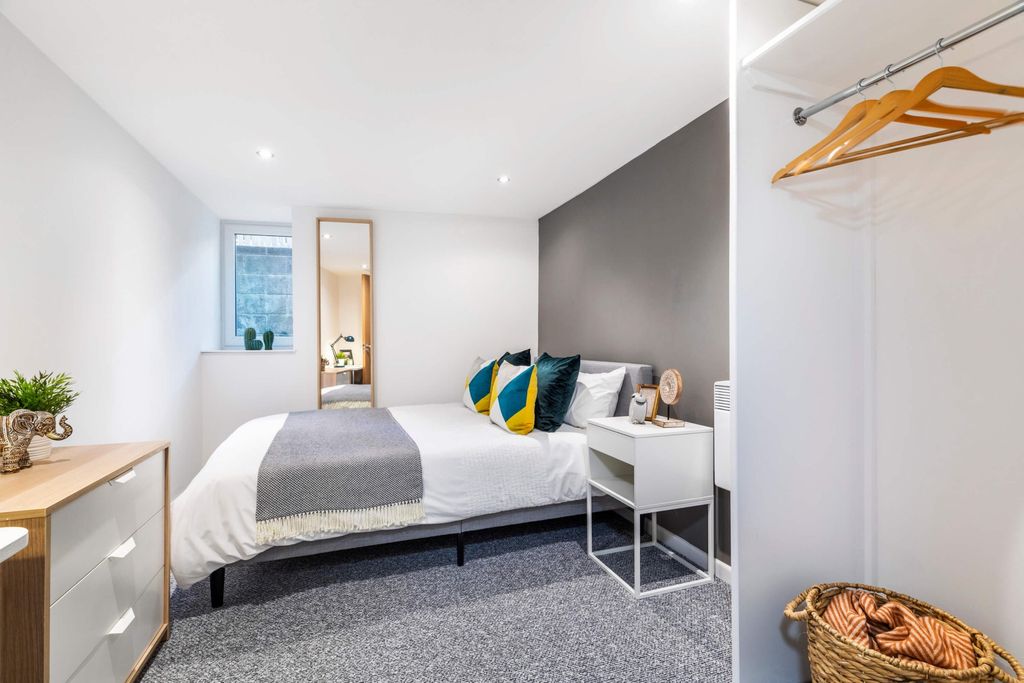 Property photo 3 of 12 A Bright And Well-Maintained Spacious Bedroom Feat...