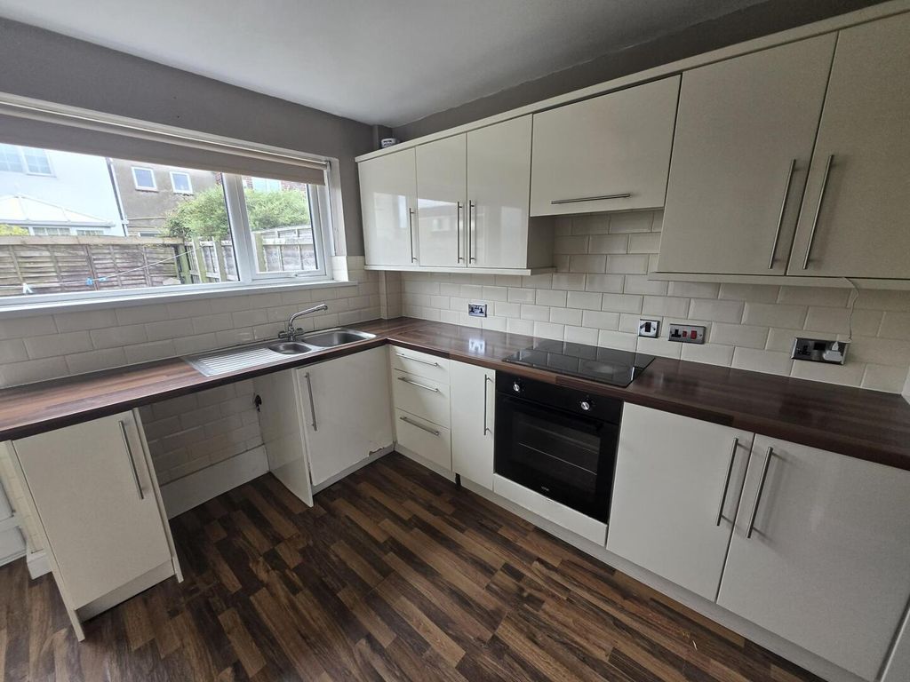 Property photo 3 of 7 Kitchen