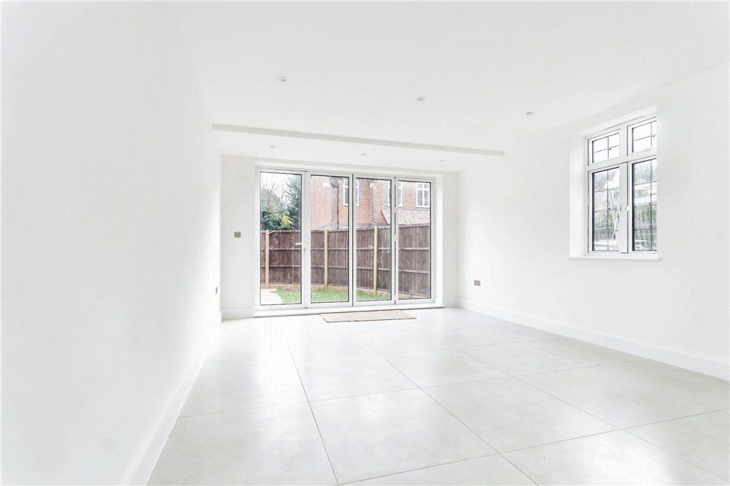 Property photo 3 of 12 Lounge