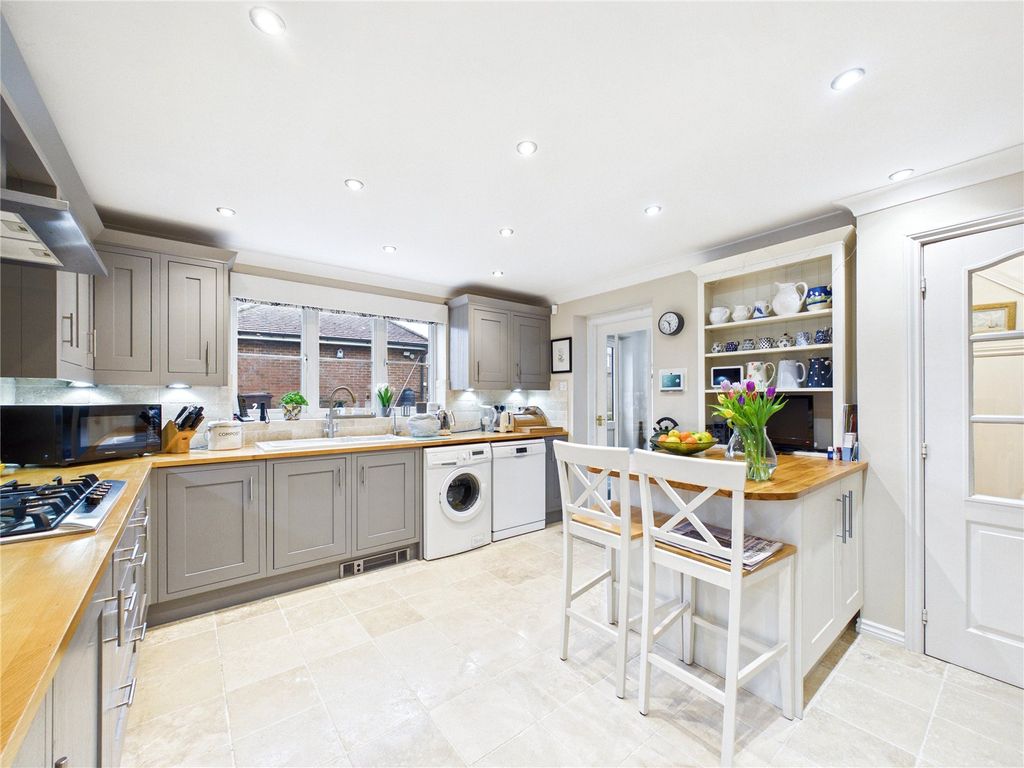 Property photo 2 of 23 Picture No. 11