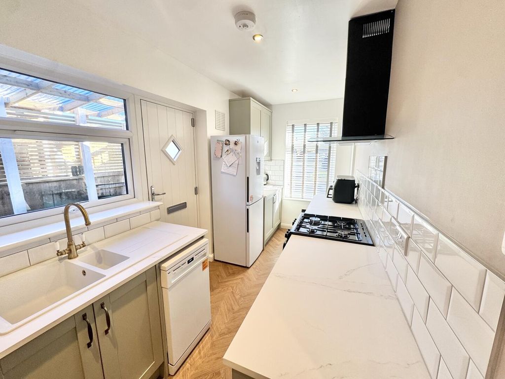 Property photo 3 of 14 Kitchen