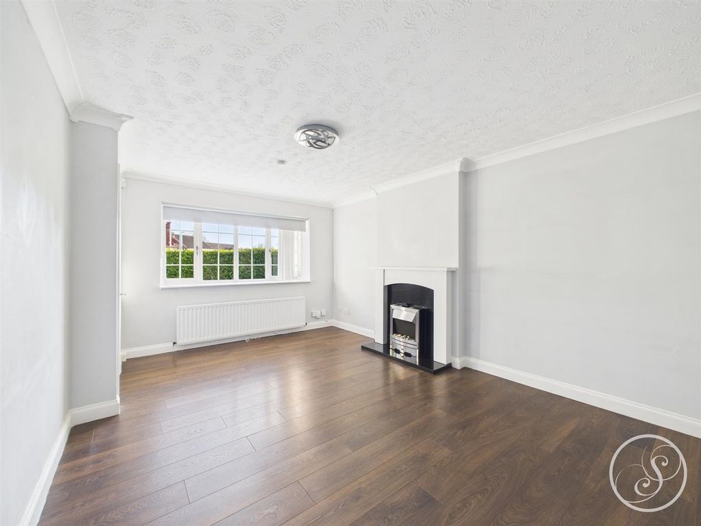 Property photo 3 of 16 Lounge