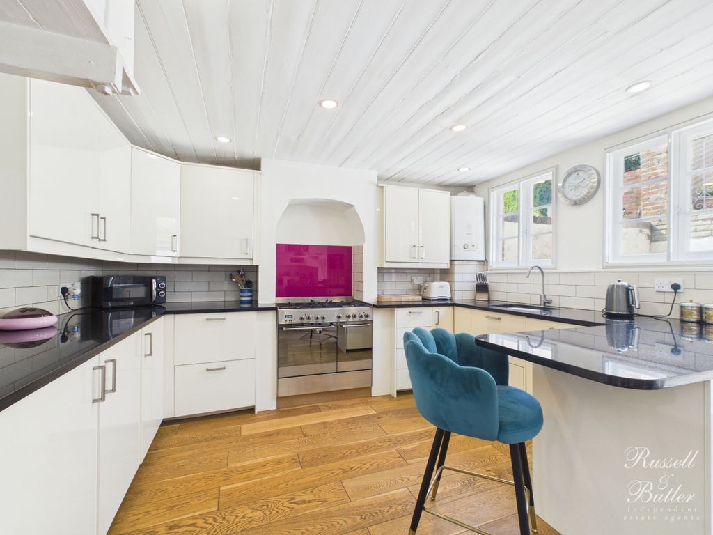 Property photo 3 of 19 Cam01995G0-Pr0436-Still006