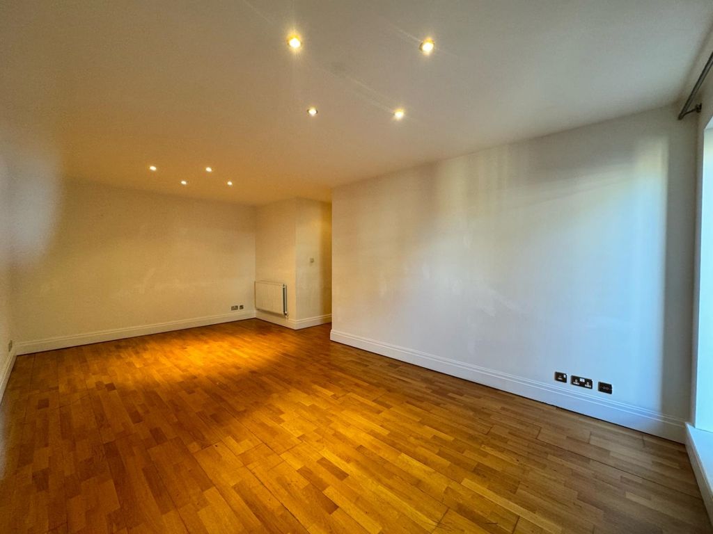 Property photo 2 of 9 Livingroom 2