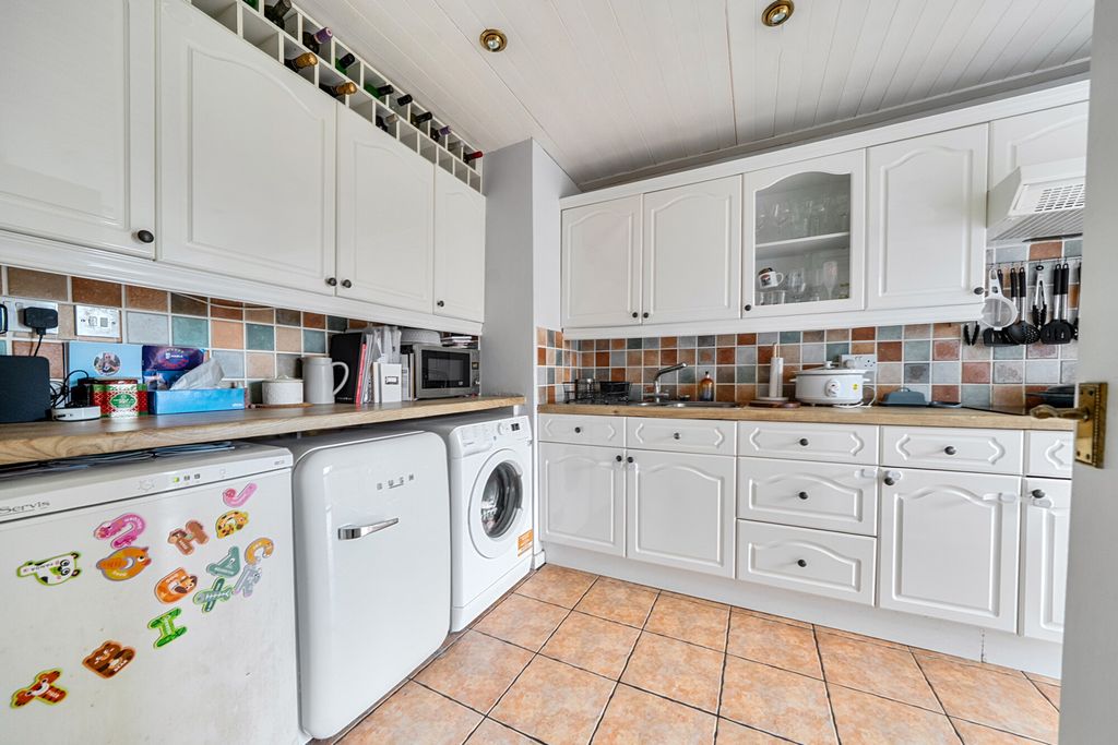 Property photo 2 of 19 Kitchen