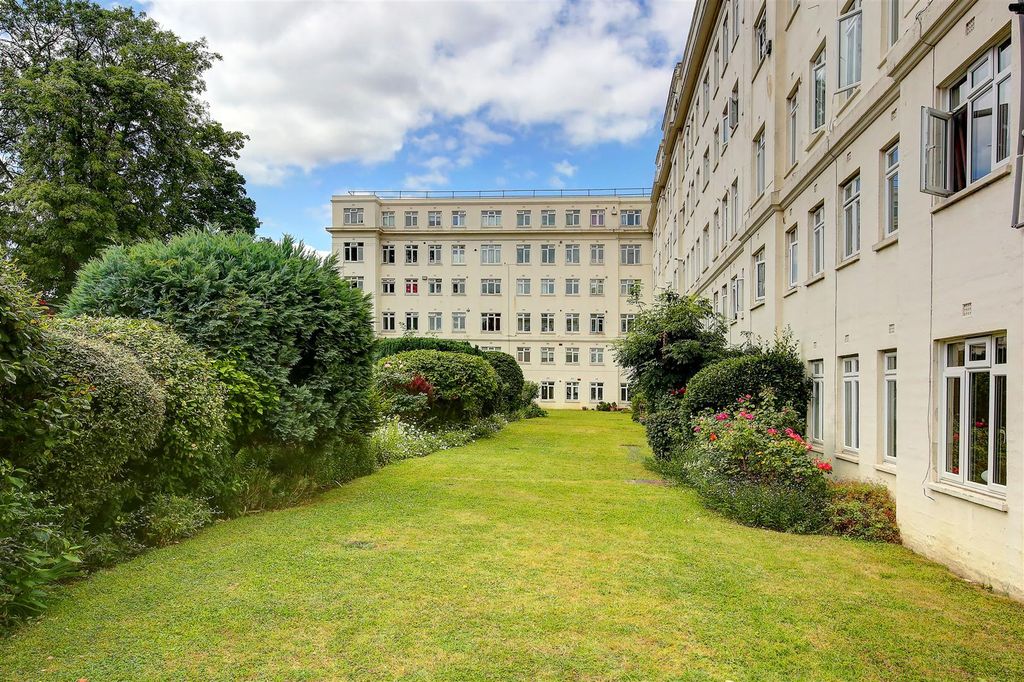 Property photo 2 of 10 Eden Harper Brixton Hill Court
