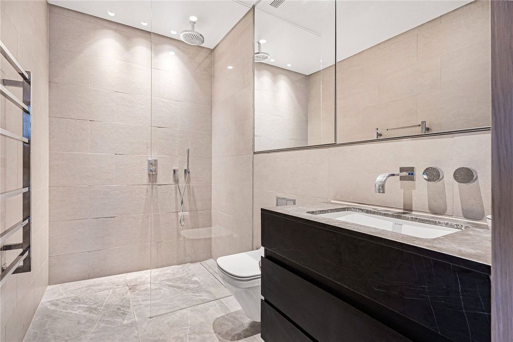 Property photo 3 of 23 En Uite