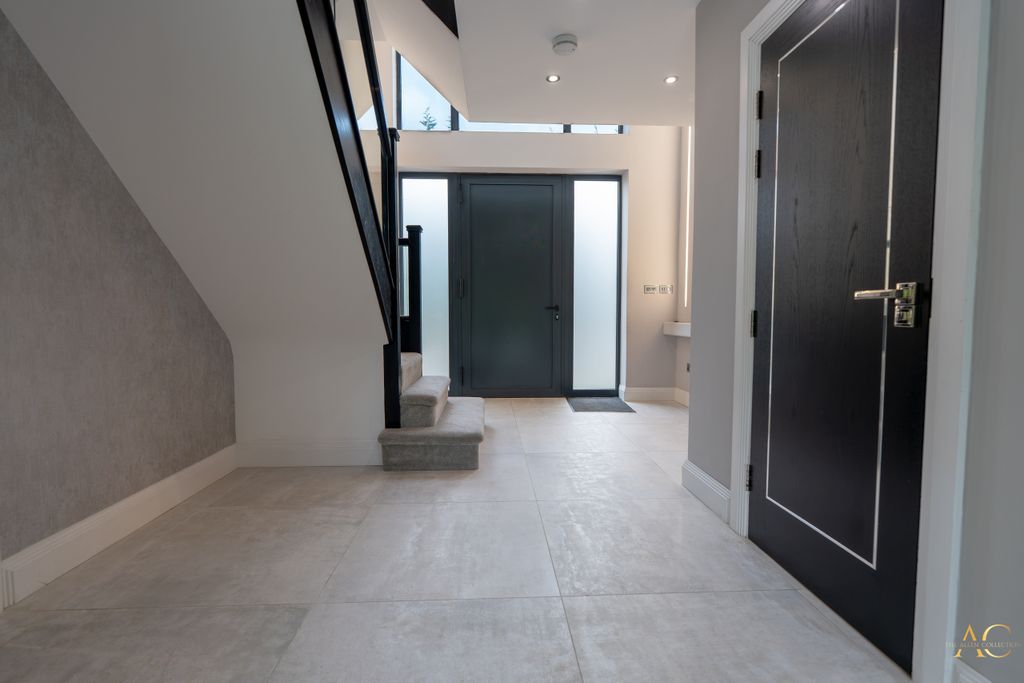 Property photo 3 of 32 Hallway Outbound