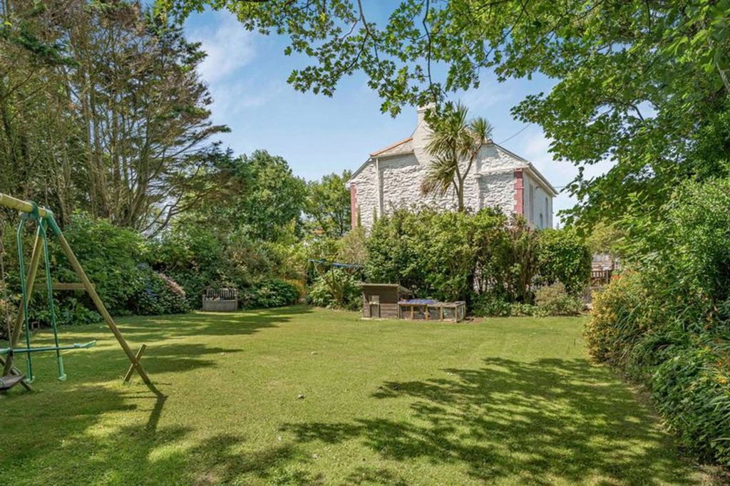 Property photo 2 of 37