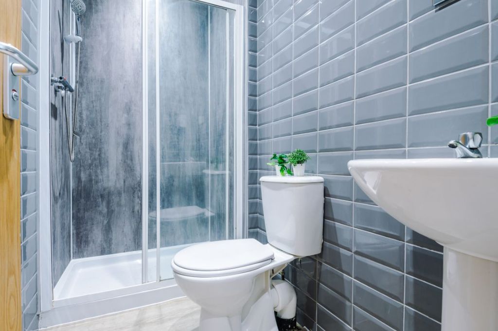 Property photo 3 of 15 29Sa - Bathroom