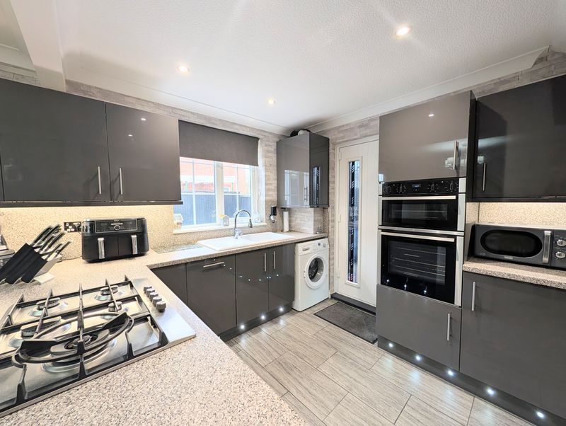 Property photo 3 of 21 Kitchen