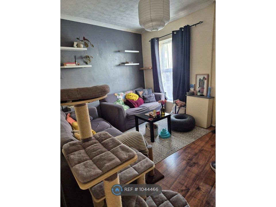 Property photo 1 of 8 Living Room