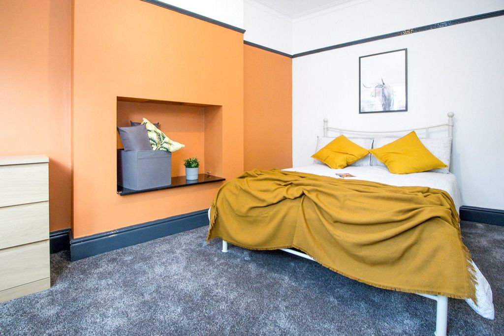 Property photo 2 of 15 Bedroom