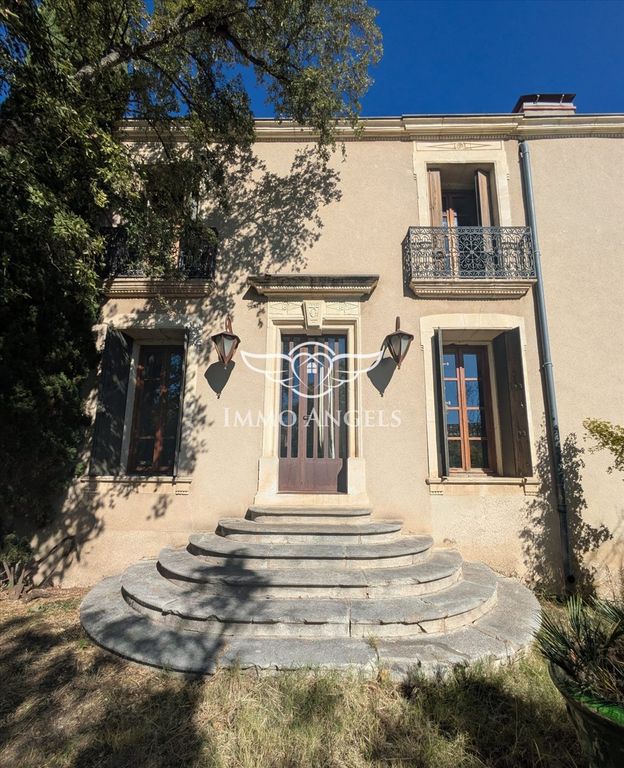 Property photo 1 of 27 Family-Owned Victorian-Style Home With Garden And Pool T8