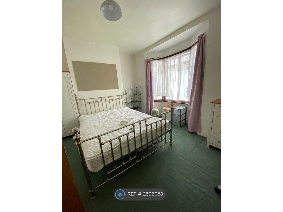 Property photo 1 of 13 King Size Bedroom