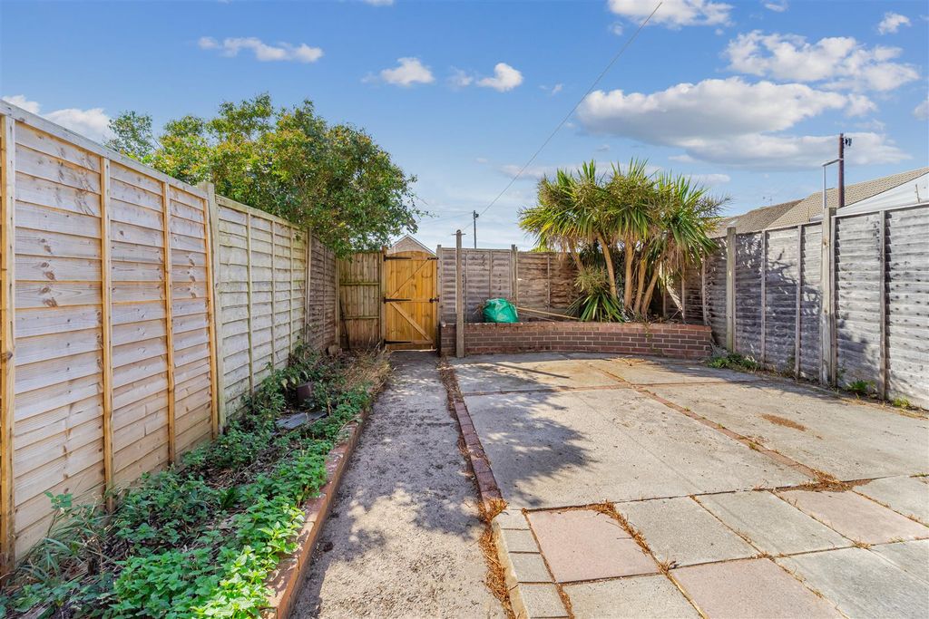 Property photo 2 of 16 Garden