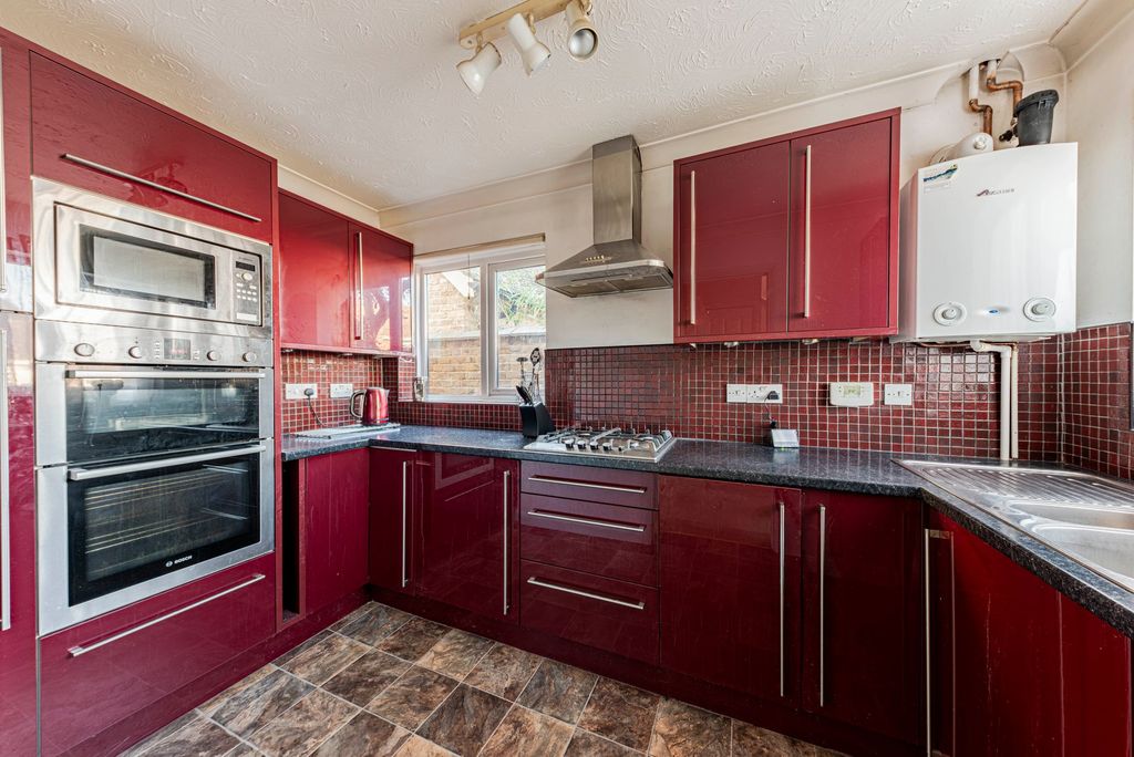 Property photo 2 of 18 Kitchen (1)