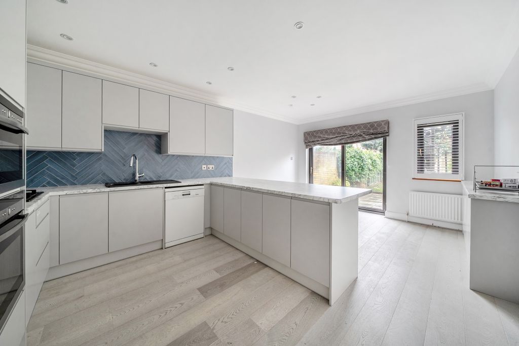 Property photo 3 of 19 1403211-9-697215A...