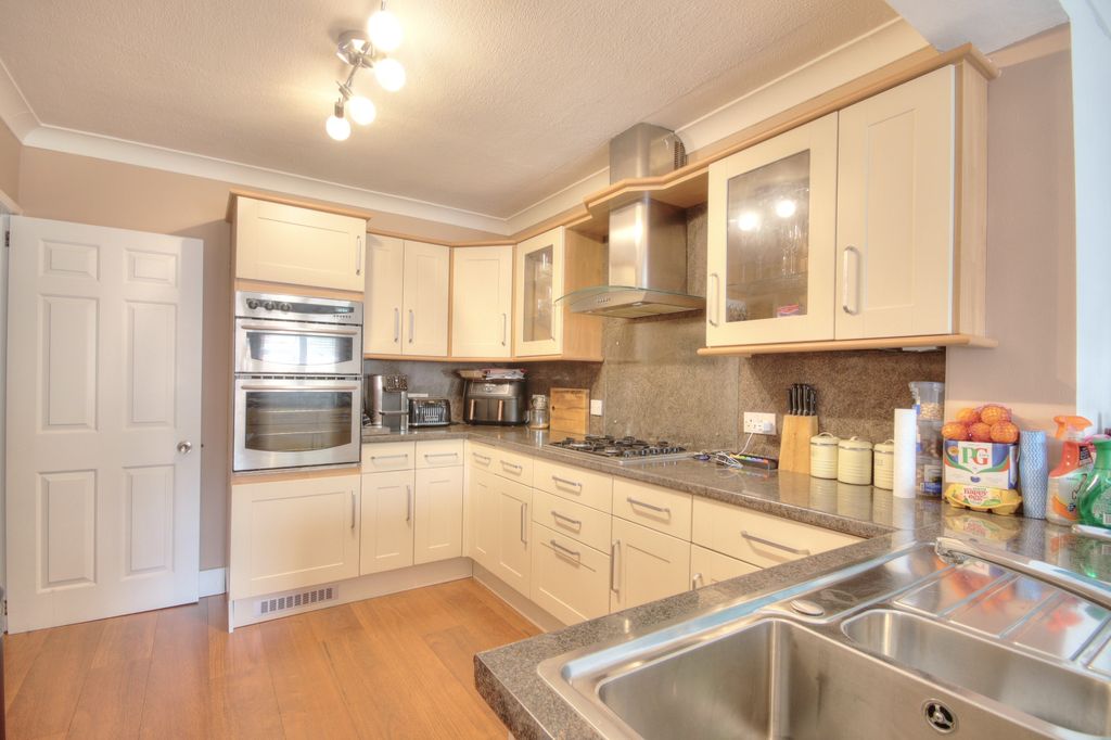 Property photo 3 of 21 Kitchen 2 (2)