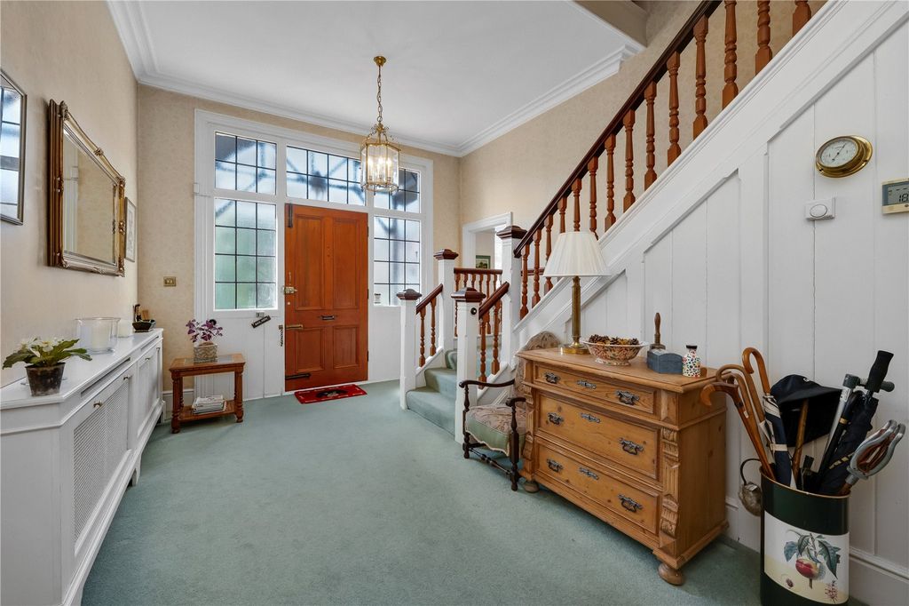 Property photo 2 of 19 Entrance Hall