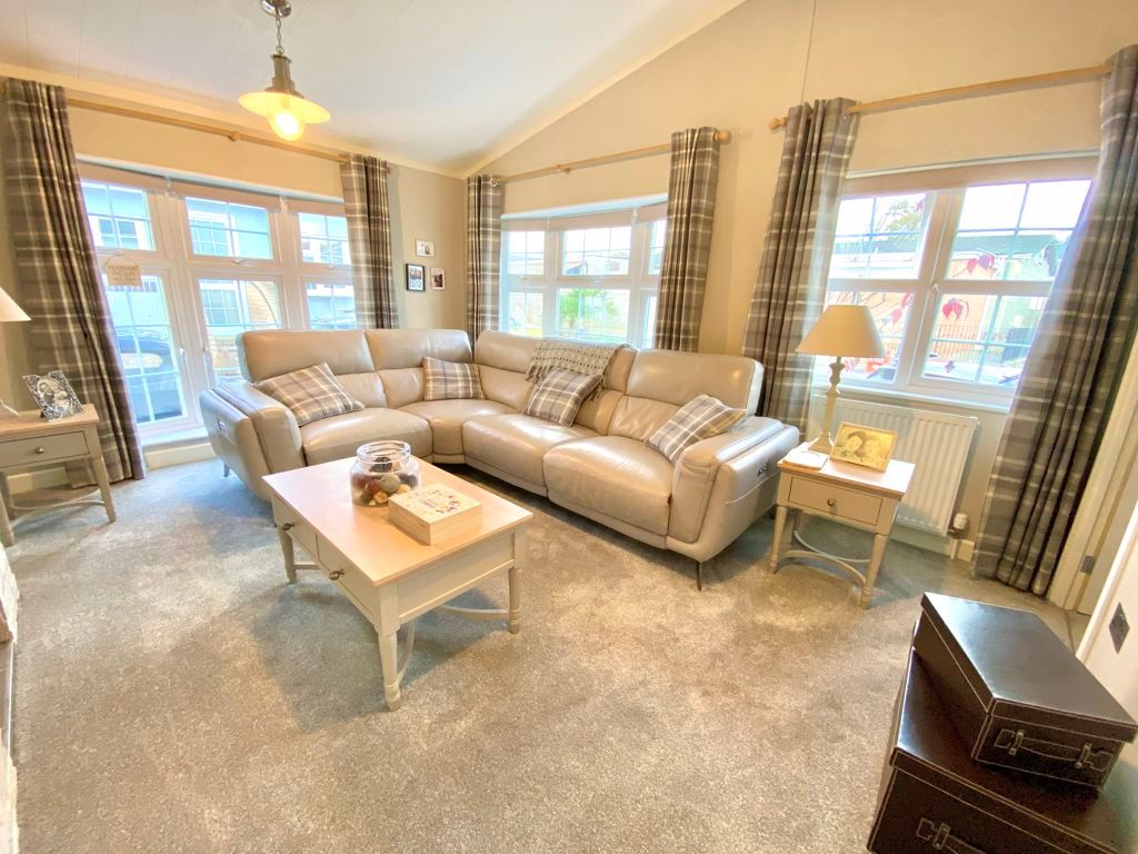 Property photo 3 of 33 Lounge