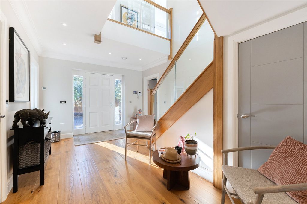 Property photo 3 of 28 Entrance Hall