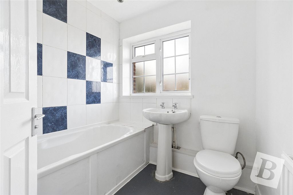 Property photo 3 of 9 Bathroom