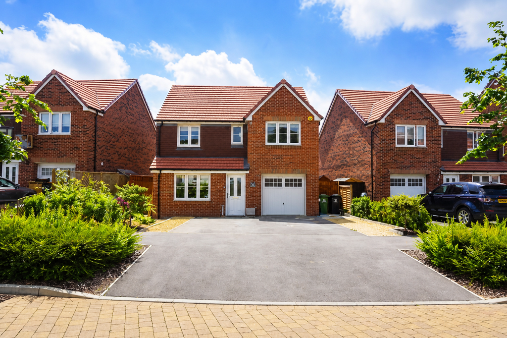 Property photo 1 of 15 4 Bed Town House To Rent Reynolds Drive, Alton Gu34 2ft