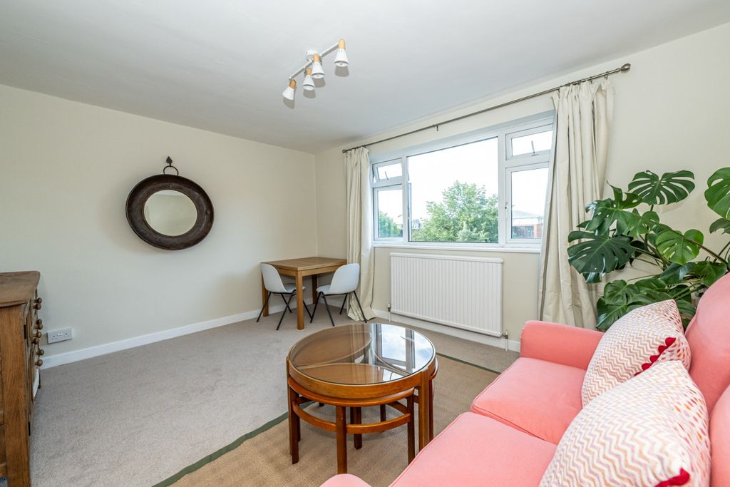Property photo 2 of 19 4381084