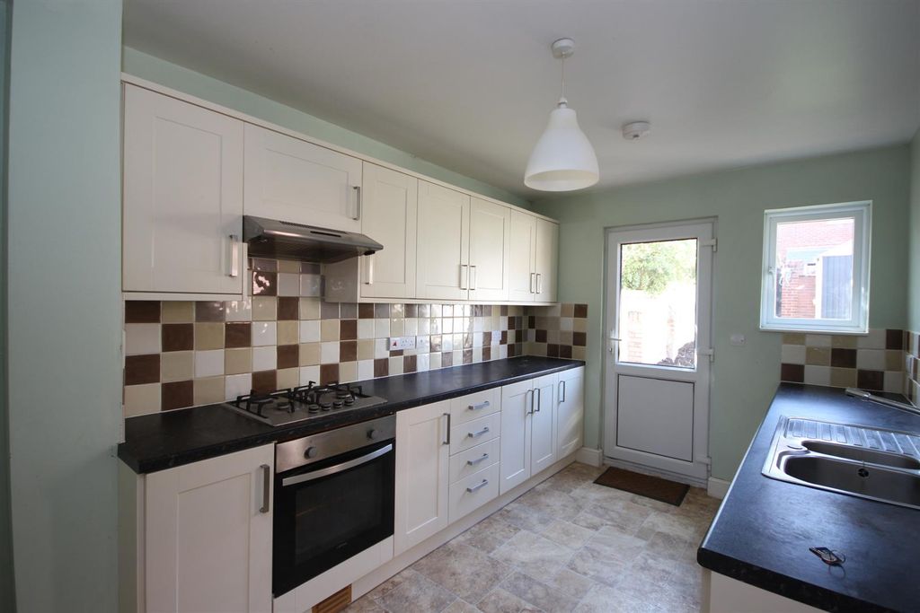 Property photo 3 of 9 Kitchen 3.Jpg