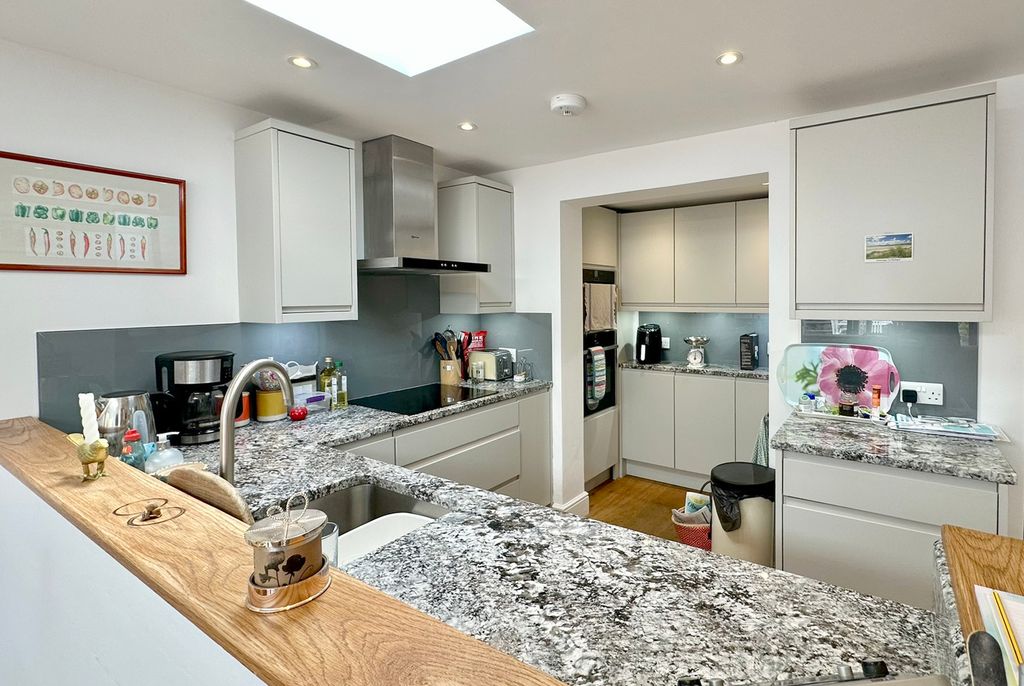 Property photo 3 of 12 5Np Kitchen