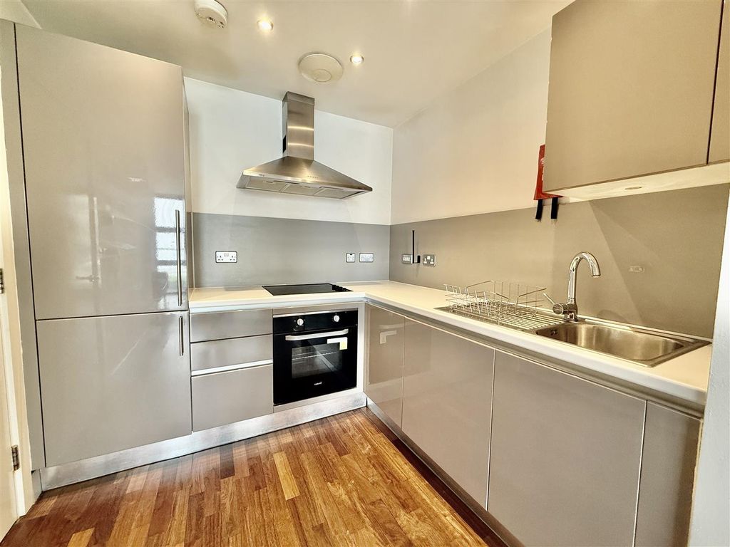 Property photo 3 of 8 Lounge/Kitchen
