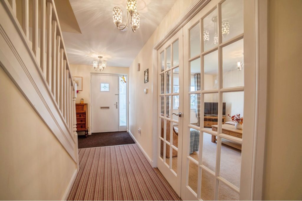 Property photo 3 of 21 Entrance Hallway