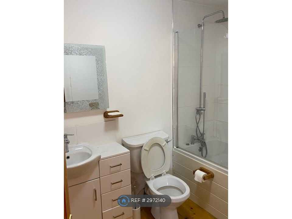 Property photo 3 of 11 En-Suite