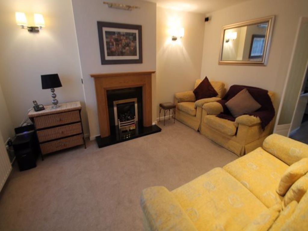 Property photo 1 of 20 Bright, Well-Kept Living Room With Cosy Seating, N...