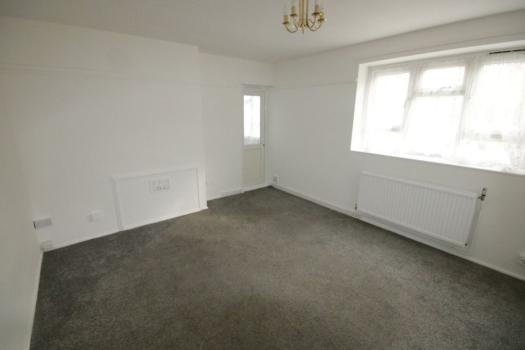 Property photo 3 of 11 Lounge