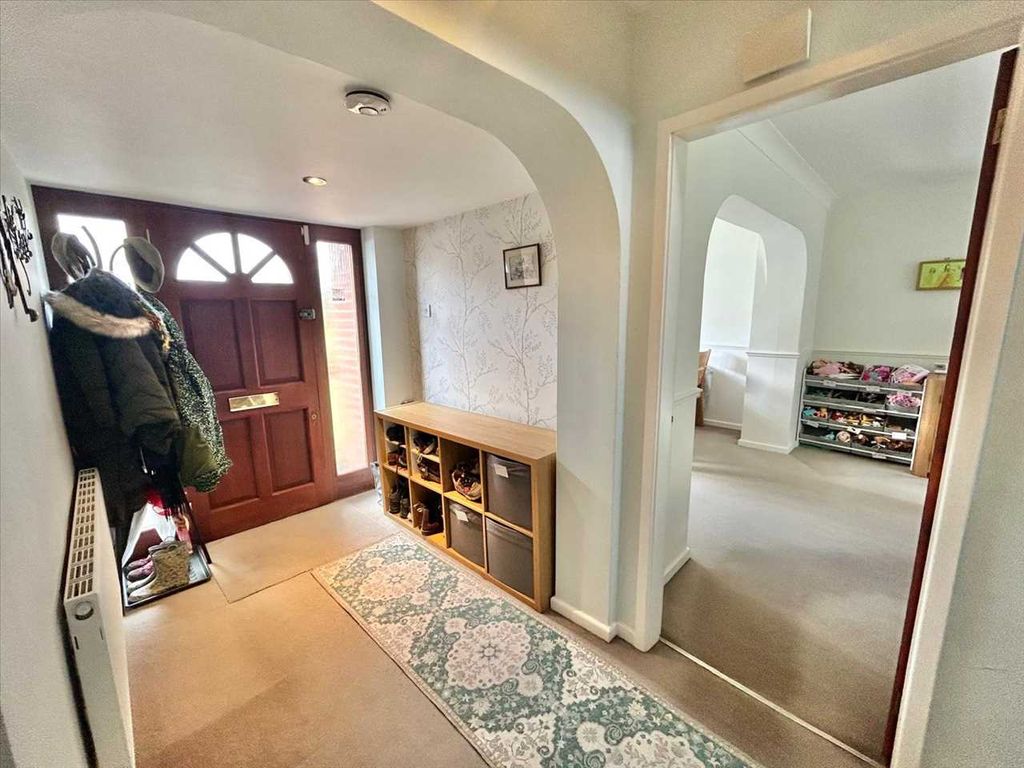 Property photo 3 of 26 Entrance Hall